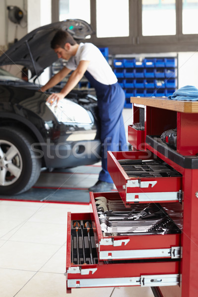 Mechaniker arbeiten Auto Motor Schwerpunkt Vordergrund Stock foto © diego_cervo