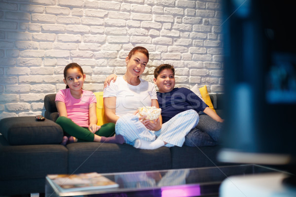 мать-одиночка детей смотрят телевизор ночь фильма Сток-фото © diego_cervo