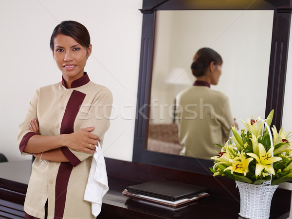 Asiático empregada trabalhando quarto de hotel sorridente retrato Foto stock © diego_cervo