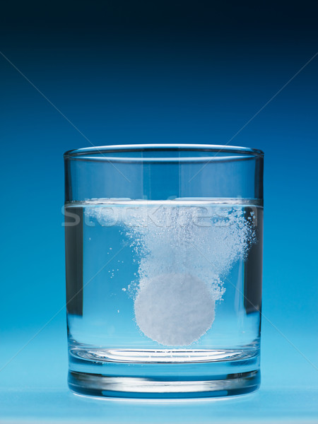 Analgésico agua primer plano tableta vidrio vertical Foto stock © diego_cervo