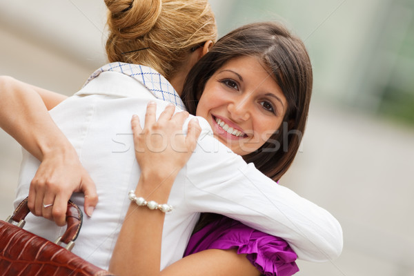 商业照片: 同事 ·二· 成人 · 拥抱 · 户外活动