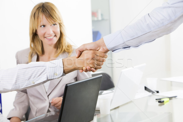 Stock foto: Geschäftsleute · Händeschütteln · Büro · Geschäftsfrau · beobachten