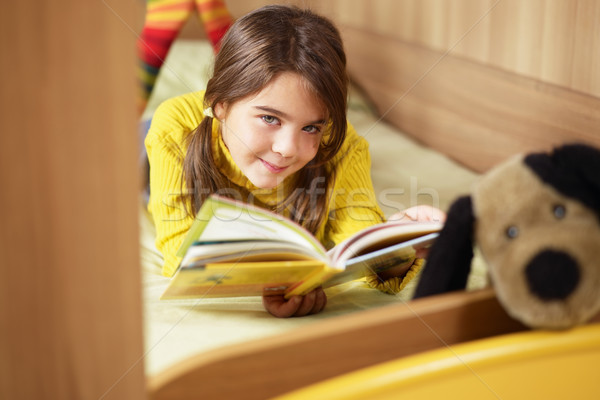 Foto stock: Menina · leitura · livro · cama · cão · crianças