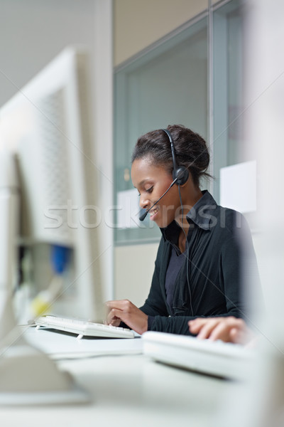 Foto stock: Mulheres · trabalhando · call · center · feminino · africano · americano · atendimento · ao · cliente