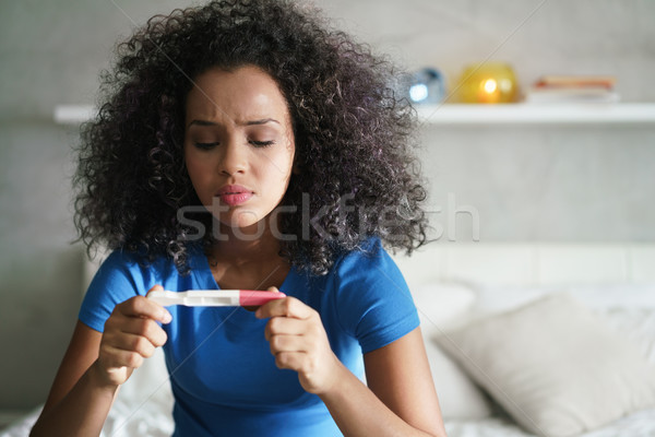 Stock foto: Traurig · Schwangerschaftstest · home · enttäuscht · latino