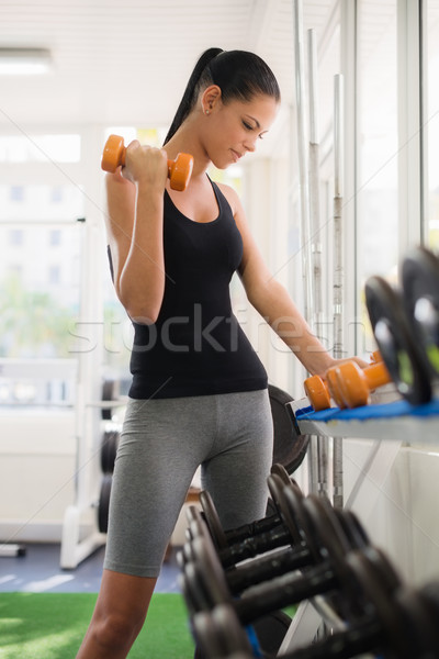 Foto stock: Jovem · mulher · pesos · cremalheira · fitness