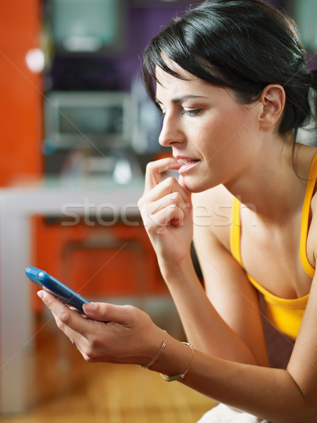 Nerveus vrouw mobieltje volwassen staren Stockfoto © diego_cervo