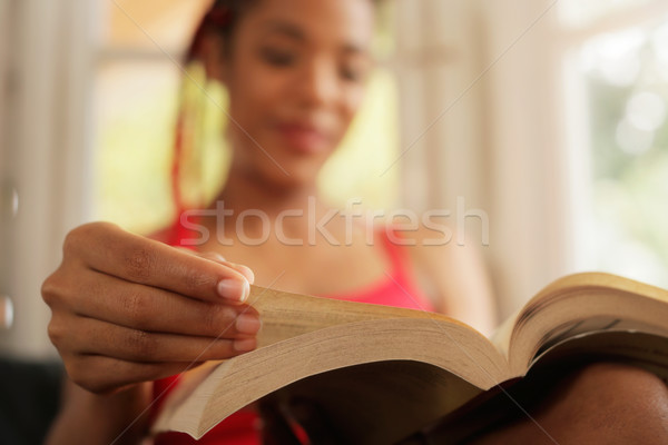 Stock fotó: Afroamerikai · nő · olvas · könyv · otthon · fókusz