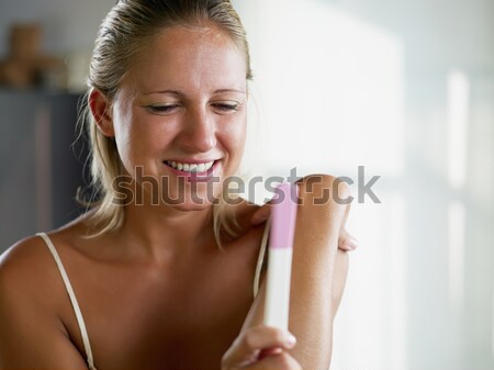 Test ciążowy kobieta patrząc uśmiechnięty kopia przestrzeń kobiet Zdjęcia stock © diego_cervo
