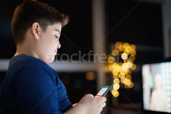 Băiat dactilografiere telefon mobil noapte tineri Imagine de stoc © diego_cervo