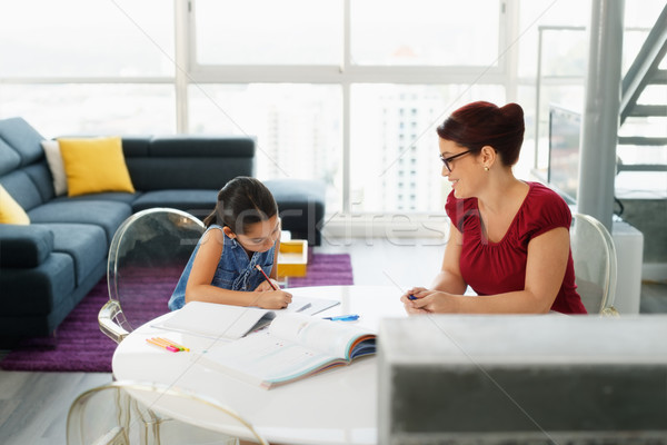 Onderwijs moeder helpen dochter school huiswerk Stockfoto © diego_cervo