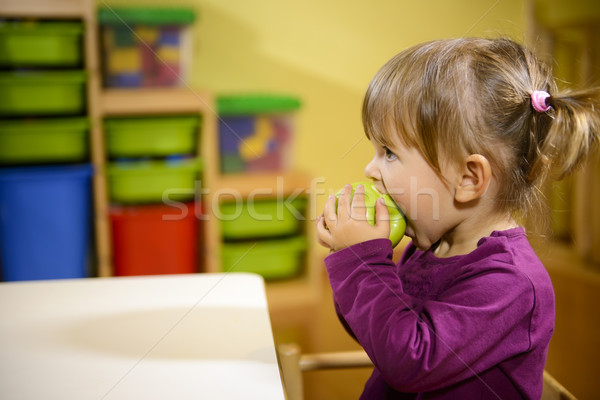 Foto d'archivio: Femminile · bambino · mangiare · verde · mela · scuola · dell'infanzia