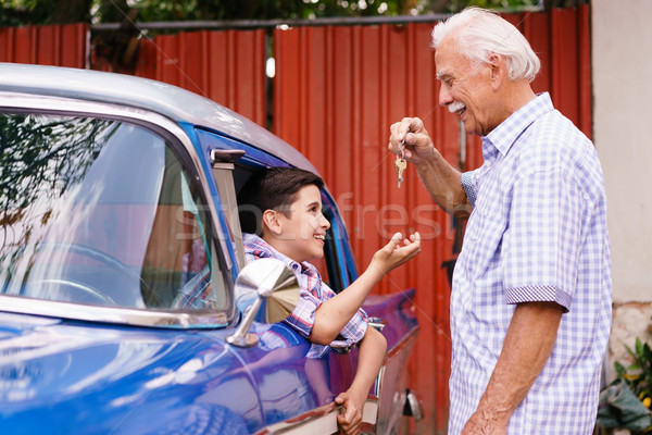 Senior om bunic cheile de la masina băiat familie Imagine de stoc © diego_cervo