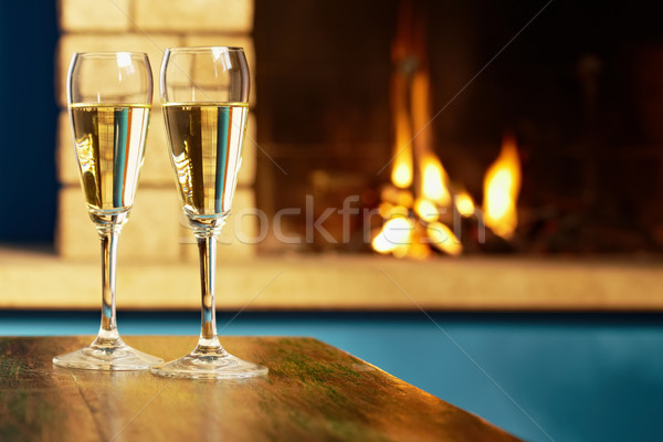 Zwei Flöten Champagner Kamin Weingläser Stock foto © diego_cervo