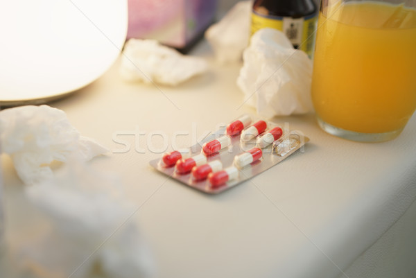 Pillole tavola febbre tessuto carta Foto d'archivio © diego_cervo