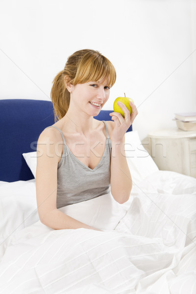 商業照片: 早晨 · 年輕女子 · 坐在 · 床 · 吃 · 蘋果