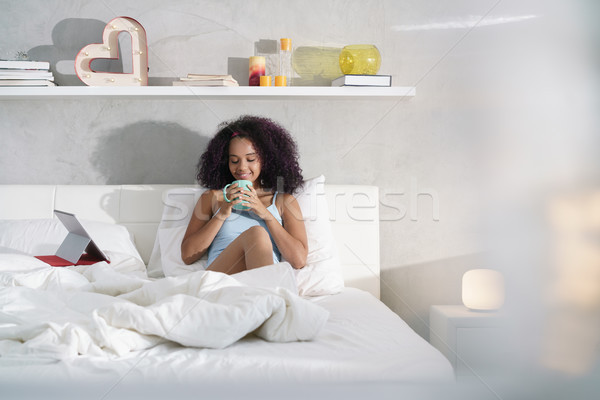 女子 飲用水 咖啡 觀看 電影 床 商業照片 © diego_cervo