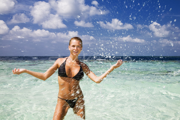 Сток-фото: тропический · пляж · идеальный · девушки · играет · воды · копия · пространства