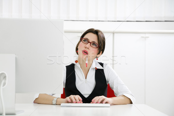 Negocios trabajo jóvenes mujer de negocios oficina escribiendo Foto stock © diego_cervo