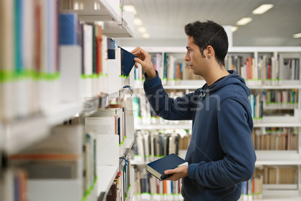 Férfi választ könyv könyvtár férfi főiskolai hallgató Stock fotó © diego_cervo