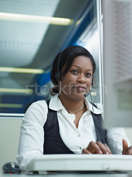 Adult femeie lucru call center femeie african american Imagine de stoc © diego_cervo