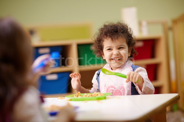 Kinderen eten lunch kleuterschool kaukasisch latino Stockfoto © diego_cervo