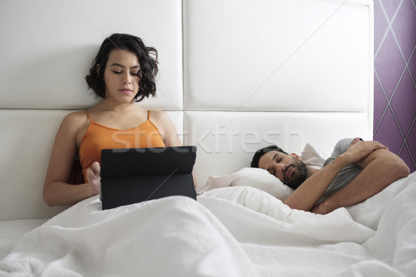 Feleség dolgozik ágy otthon férj alszik Stock fotó © diego_cervo