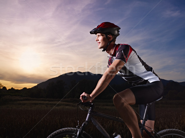 Stockfoto: Jonge · man · opleiding · mountainbike · zonsondergang · sport · activiteit