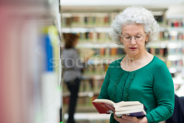 [[stock_photo]]: Supérieurs · femme · lecture · livre · bibliothèque