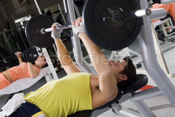 Zdrowia klub facet siłowni podnoszenie ciężarów fitness Zdjęcia stock © diego_cervo