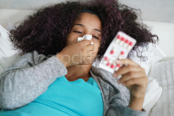 ストックフォト: 女性 · ベッド · ホーム · 抗生物質 · インフルエンザ