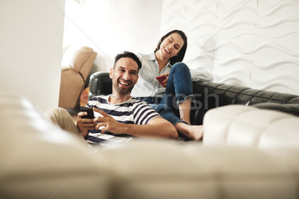 快樂 西班牙裔美國人 情侶 智能手機 榻 家 商業照片 © diego_cervo