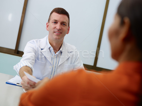 Frauenarzt arbeiten sprechen Frau Klinik freundlich Stock foto © diego_cervo