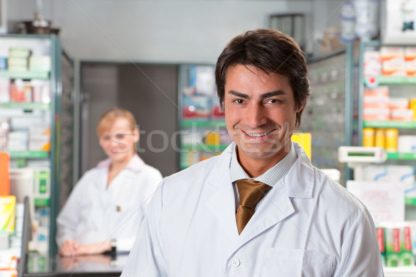 Apteki portret mężczyzna farmaceuta patrząc kamery Zdjęcia stock © diego_cervo