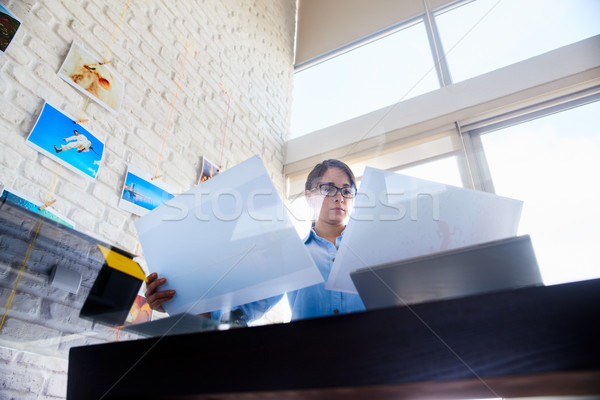 Zawodowych fotograf patrząc zdjęcie młodych Zdjęcia stock © diego_cervo