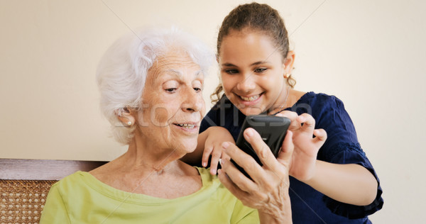 Fille grand-mère téléphone portable technologie famille relation [[stock_photo]] © diego_cervo