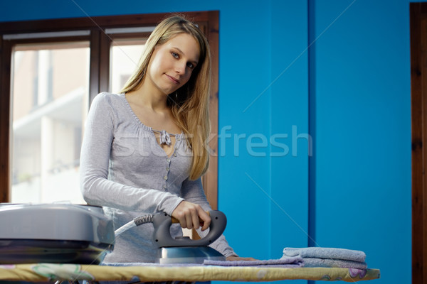 Stock foto: Frau · Eisen · Hausarbeit · Porträt · Erwachsenen