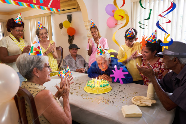 Család összejövetel születésnapi buli ünneplés nyugdíjas otthon csoport Stock fotó © diego_cervo