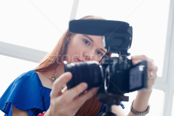 Femme vidéo blog dslr caméra fille heureuse [[stock_photo]] © diego_cervo