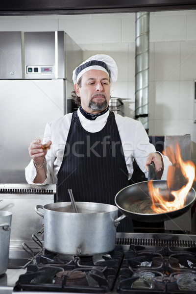 Küchenchef reifen halten pan Feuer Mann Stock foto © diego_cervo