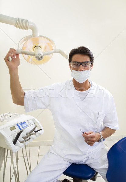 [[stock_photo]]: Dentiste · lumière · homme · travail · masque