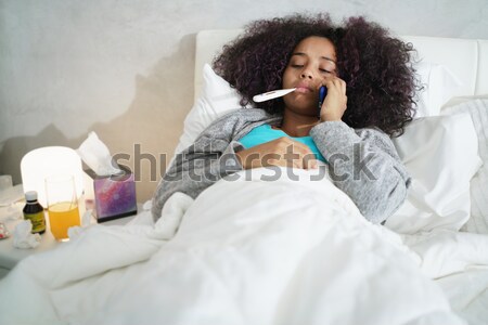 Menina febre termômetro comprimido cama doente Foto stock © diego_cervo