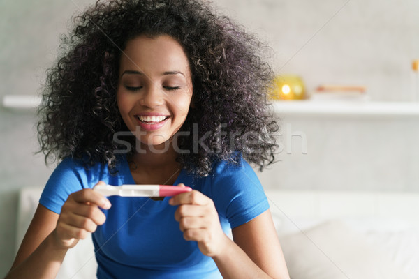 Szczęśliwy uśmiechnięta kobieta radości test ciążowy młodych Zdjęcia stock © diego_cervo