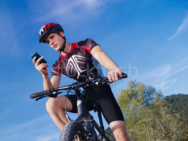 Junger Mann Telefon Reiten Mountainbike Sport Aktivität Stock foto © diego_cervo