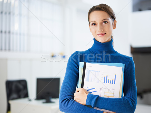 Homme assistant femme d'affaires rapports regarder Photo stock © diego_cervo