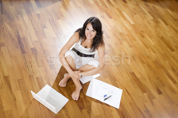 年輕女子 坐在 新居 筆記本電腦 藍圖 商業照片 © diego_cervo