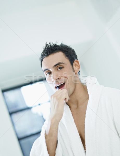 [[stock_photo]]: Adulte · homme · peignoir