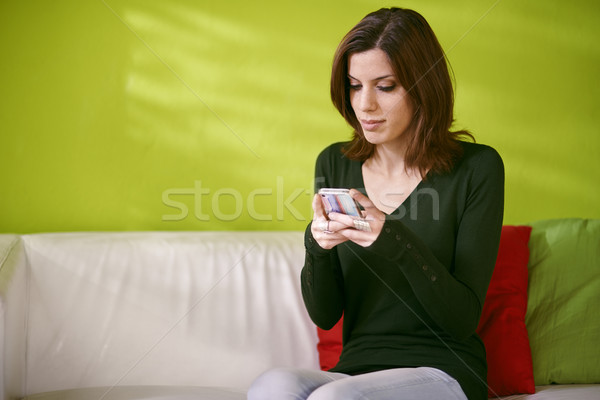 Portret fată lectură sms acasă frumos Imagine de stoc © diego_cervo