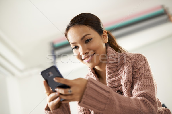 Asian dziewczyna czytania sms piękna Zdjęcia stock © diego_cervo