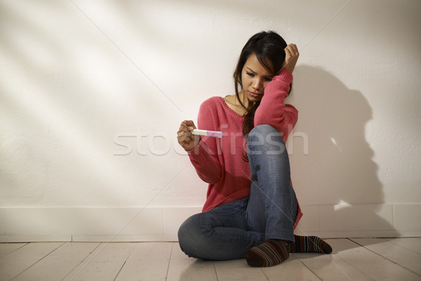 Smutne asian dziewczyna patrząc test ciążowy posiedzenia Zdjęcia stock © diego_cervo